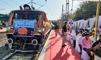 flagged off the 1000th trip of Kisan Rail of Central Railway