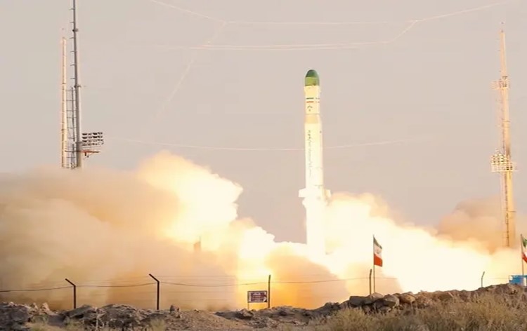 ईरान ने अंतरिक्ष में 'जुलजना' नाम का एक ठोस ईंधन संचालित रॉकेट लॉन्च किया।
